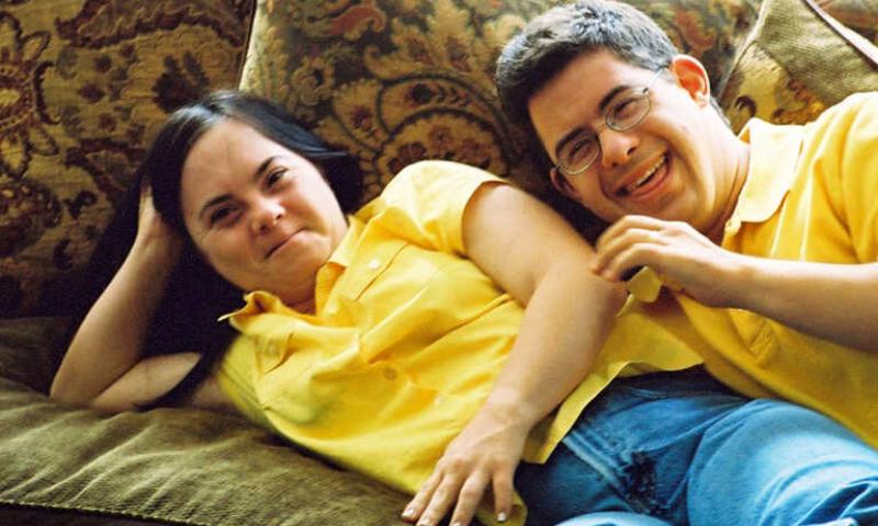 Um casal com sindrome de down