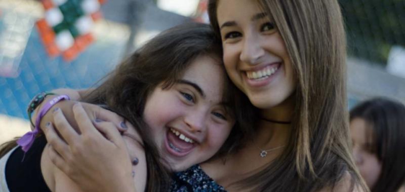 uma garota com sindrome de down e uma amiga