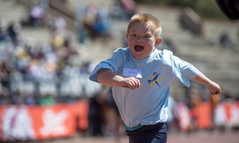 Criança com síndrome de Down praticando esportes