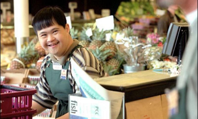 Um jovem com síndrome de Down no trabalho